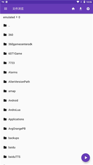 极光下透明鲸鱼游过冰川裂隙的壁纸